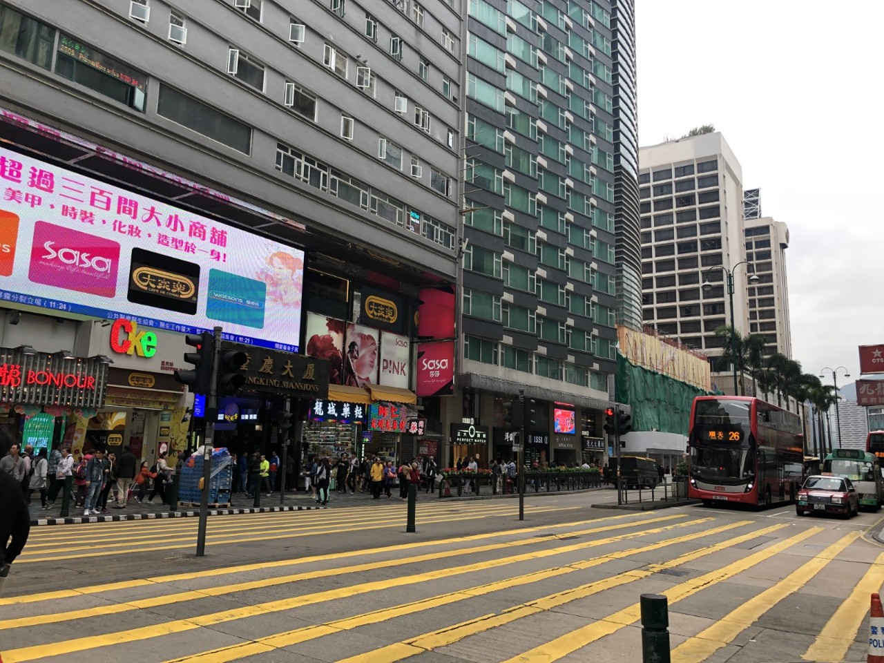[實(shí)時(shí)焦點(diǎn)]明天起，香港推新一代電子護(hù)照，最快5分鐘辦成！