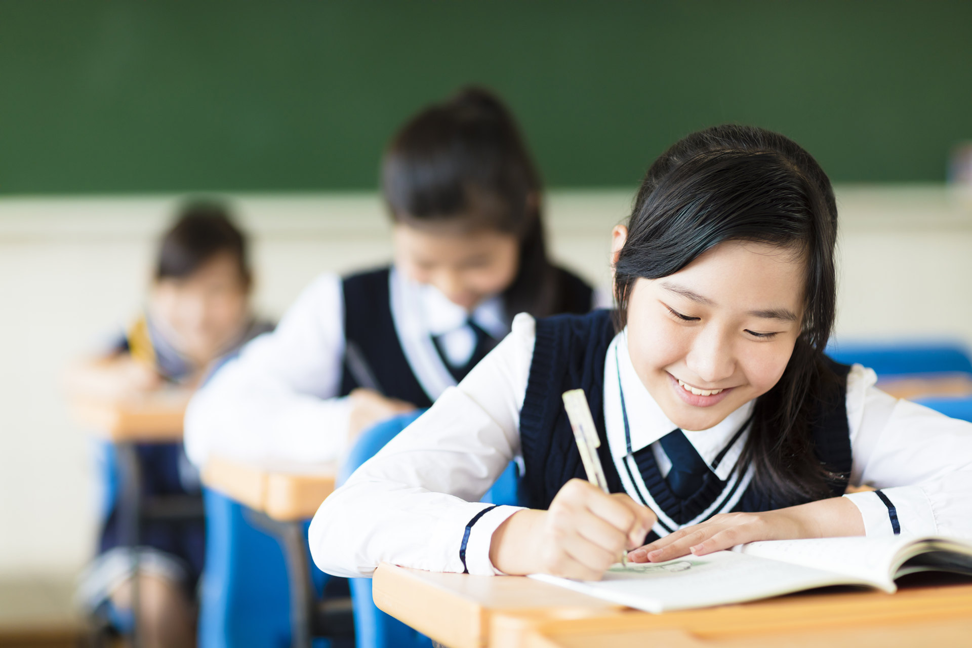 女兒在讀高二，他如何能快速拿到身份讓孩子參加錄取率高“香港高考”